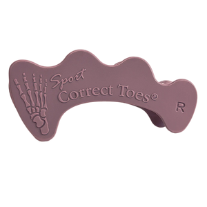 Närbild på en rosa tåseparator för höger fot från Correct Toes Sport, tillverkad i flexibel medicinsk silikon. Produkten visar en anatomisk fotillustration samt texten ”Correct Toes Sport R”.