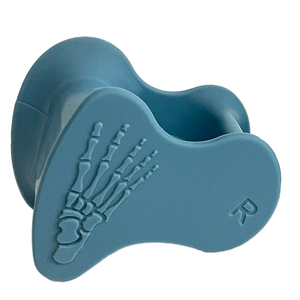 Blå tåspridare för höger fot från Stabletoe, med anatomiskt skelettmotiv och tydlig märkning med bokstaven R.