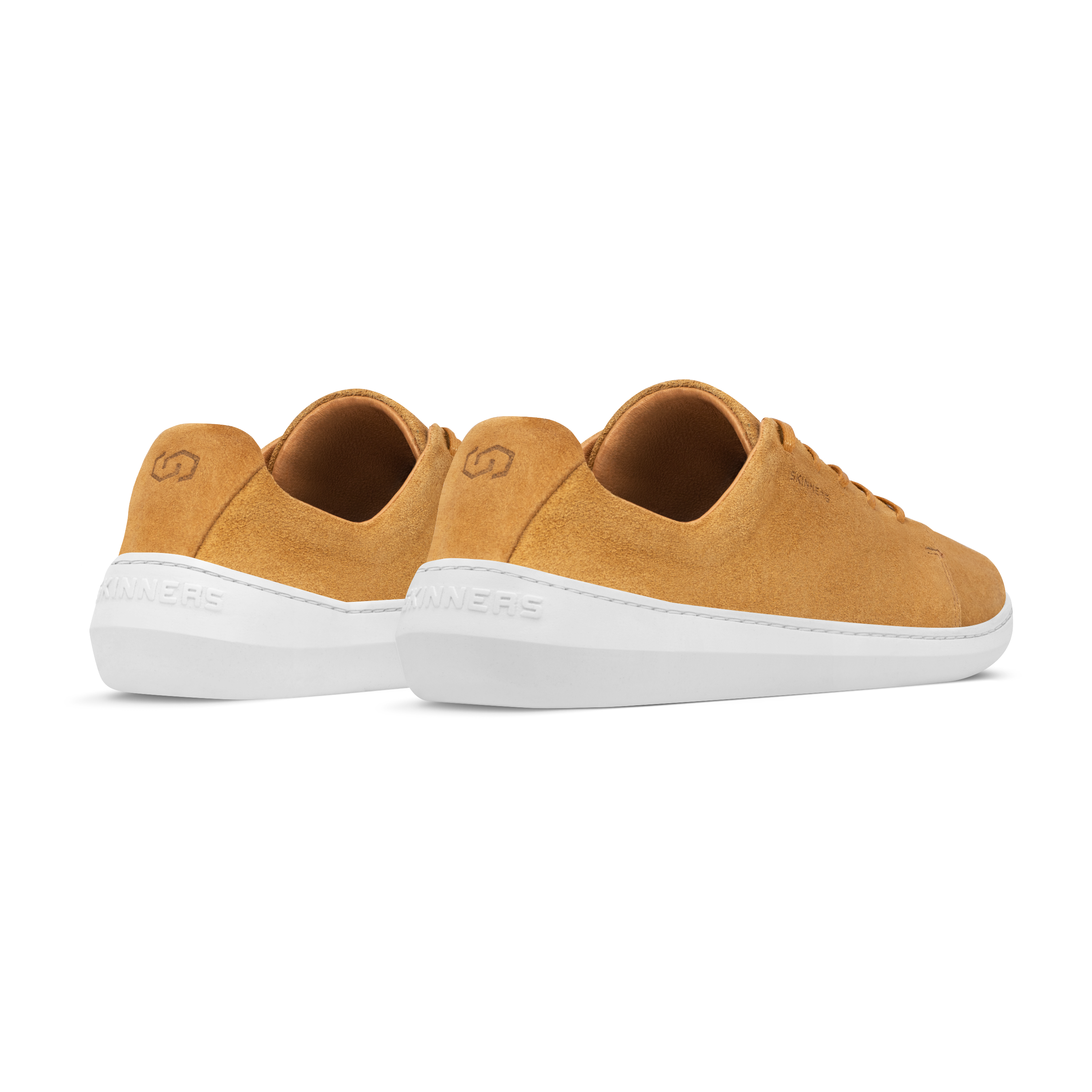 Skinners Easygoer-sko i färgen Camel, sedd från sidan. Sneaker i mockaliknande material med vit sula och diskret logotyp.