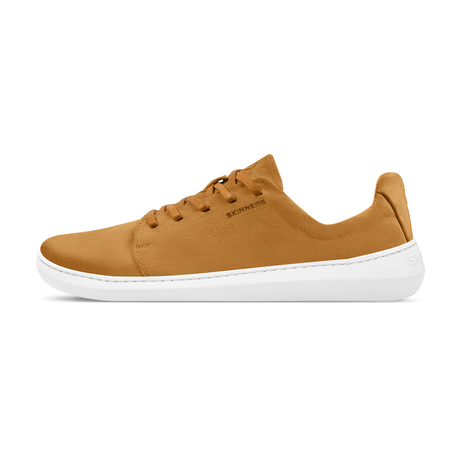 Skinners Easygoer-sko i färgen Camel, sedd från sidan. Sneaker i mockaliknande material med vit sula och diskret logotyp.