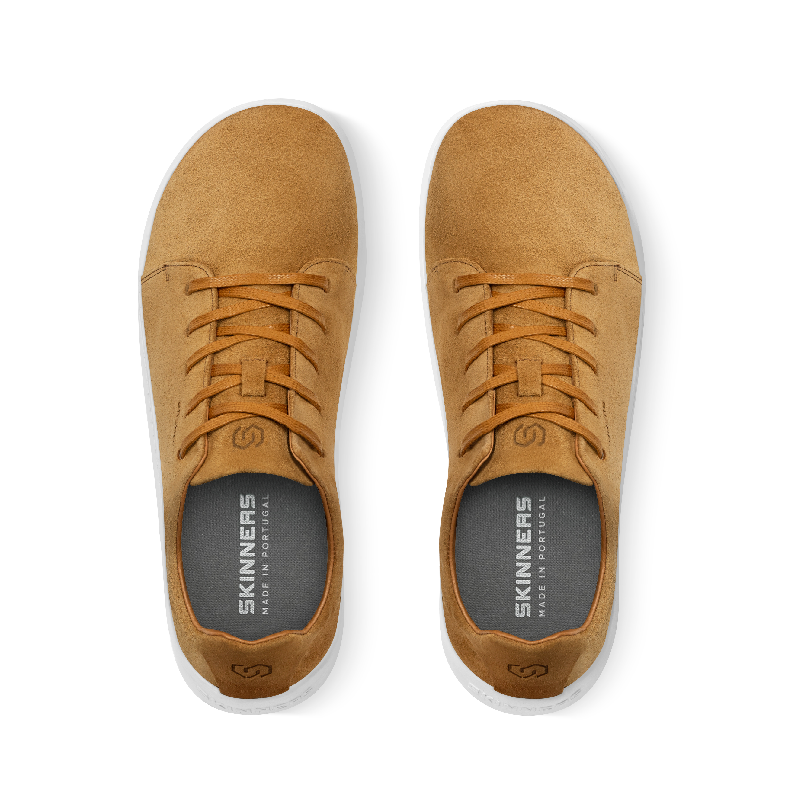Skinners Easygoer-sko i färgen Camel, sedd från sidan. Sneaker i mockaliknande material med vit sula och diskret logotyp.