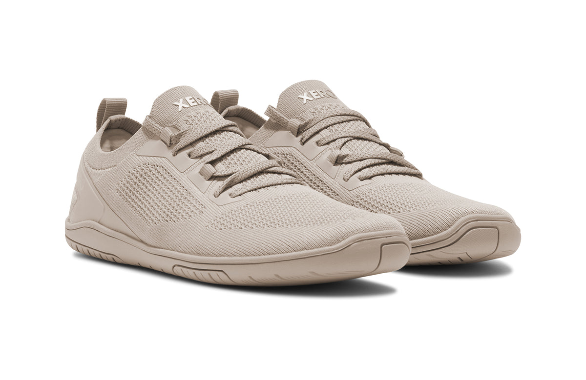 Xero Shoes Nexus Knit Silver Lining – stilren barfotasko i stickad beige mesh med bred tåbox, flexibel yttersula och noll drop för naturlig fotrörelse i vardagen