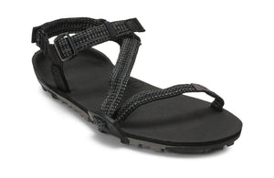 Z-Trail EV sandal från Xero Shoes i färgen Multi-Black – visad från sidan i en diagonal vinkel som framhäver den lätta och flexibla konstruktionen med justerbara remmar.