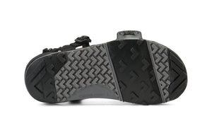 Undersidan av Z-Trail EV sandalen från Xero Shoes i färgen Multi-Black – visar hälremmens design och den strukturerade yttersulan med greppvänligt mönster.