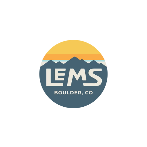 LEMS-logotyp i en rund form med en grafisk illustration av berg mot en gul och orange solnedgång. Texten ‘LEMS’ står i stora bokstäver i mitten och ‘Boulder, CO’ syns under.