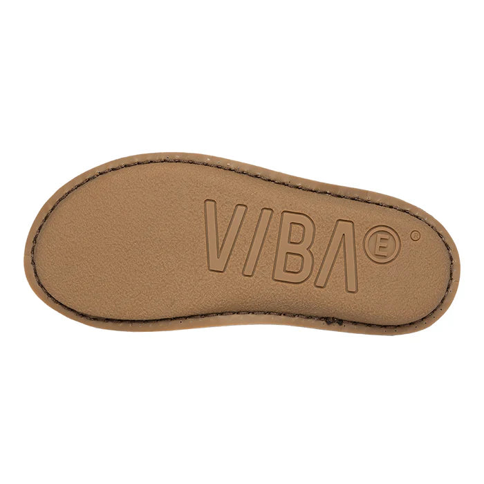 VIBA Zuma barfotaskor i cognacfärgat läder, fotograferade uppifrån. Modellen har bred tåbox, ergonomisk passform och är tillverkad i läder – designade för komfort och fri rörlighet. Bild dagen på undersidan av skon.