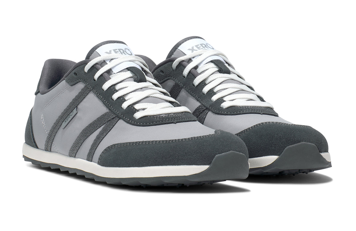 Barfotasko Xero Shoes Wynn i färgen Alloy/Steel Gray. En stilren vardagssko med bred tåbox, noll drop och ovandel i ventilerande mesh och mockadetaljer. Designad för komfort med naturlig fotrörelse.