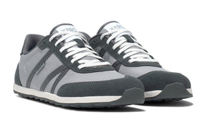 Barfotasko Xero Shoes Wynn i färgen Alloy/Steel Gray. En stilren vardagssko med bred tåbox, noll drop och ovandel i ventilerande mesh och mockadetaljer. Designad för komfort med naturlig fotrörelse.