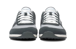 Barfotasko Xero Shoes Wynn i färgen Alloy/Steel Gray. En stilren vardagssko med bred tåbox, noll drop och ovandel i ventilerande mesh och mockadetaljer. Designad för komfort med naturlig fotrörelse.