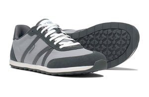 Barfotasko Xero Shoes Wynn i färgen Alloy/Steel Gray. En stilren vardagssko med bred tåbox, noll drop och ovandel i ventilerande mesh och mockadetaljer. Designad för komfort med naturlig fotrörelse.