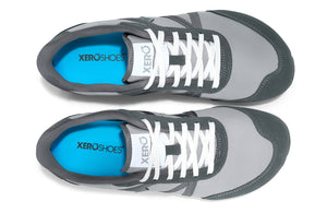 Barfotasko Xero Shoes Wynn i färgen Alloy/Steel Gray. En stilren vardagssko med bred tåbox, noll drop och ovandel i ventilerande mesh och mockadetaljer. Designad för komfort med naturlig fotrörelse.