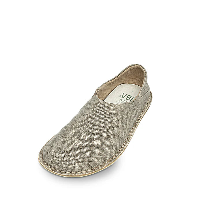VIBA Zuma barfotaskor i färgen Linen Sand. Skorna har bred tåbox, minimalistisk design och är tillverkade i naturmaterial med ergonomisk fotbädd.